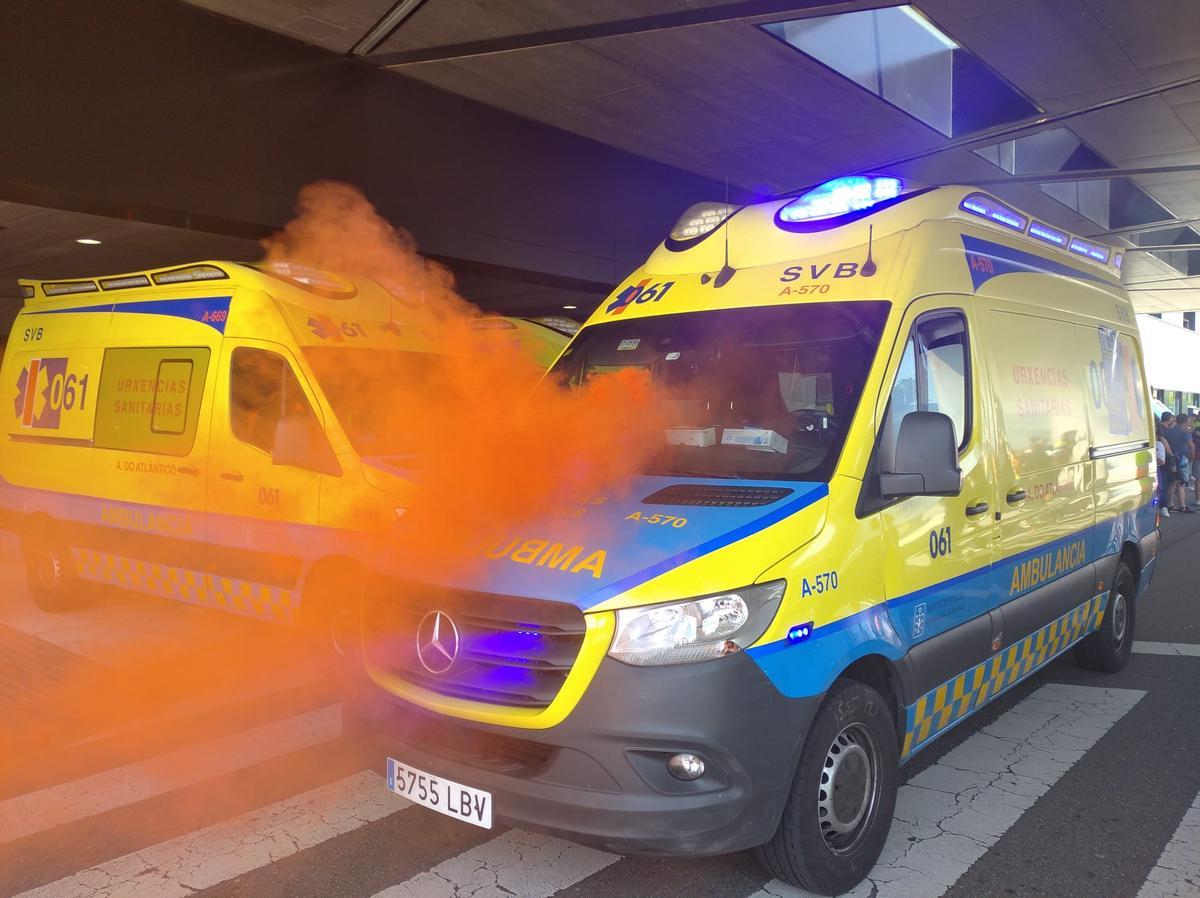 Ambulancias aparcadas en el hospital Cunqueiro afectadas por los actos denunciados por la patronal