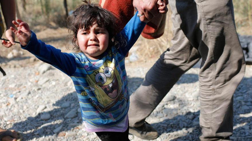 Refugiados cruzan la frontera entre Macedonia y Grecia // VALDRIN XHEMAJ