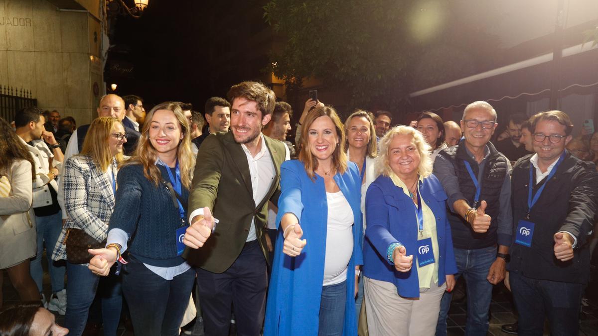 Rocío Gil, la primera por la izquierda, celebra el triunfo del PP en las elecciones del 28M.