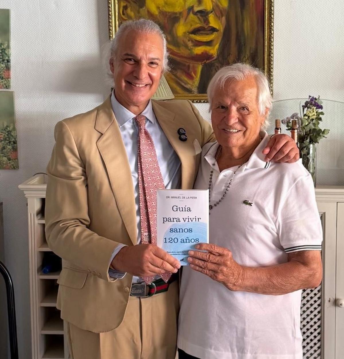 El doctor Manuel de la Peña y Manuel Benítez, con el libro del primero.