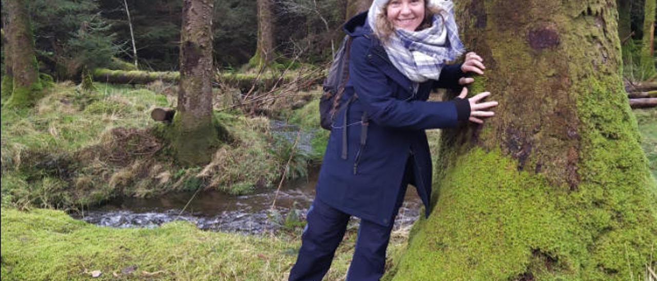 María del Cristo López, canaria atrapada en Irlanda, en el bosque de Gougane Barra.