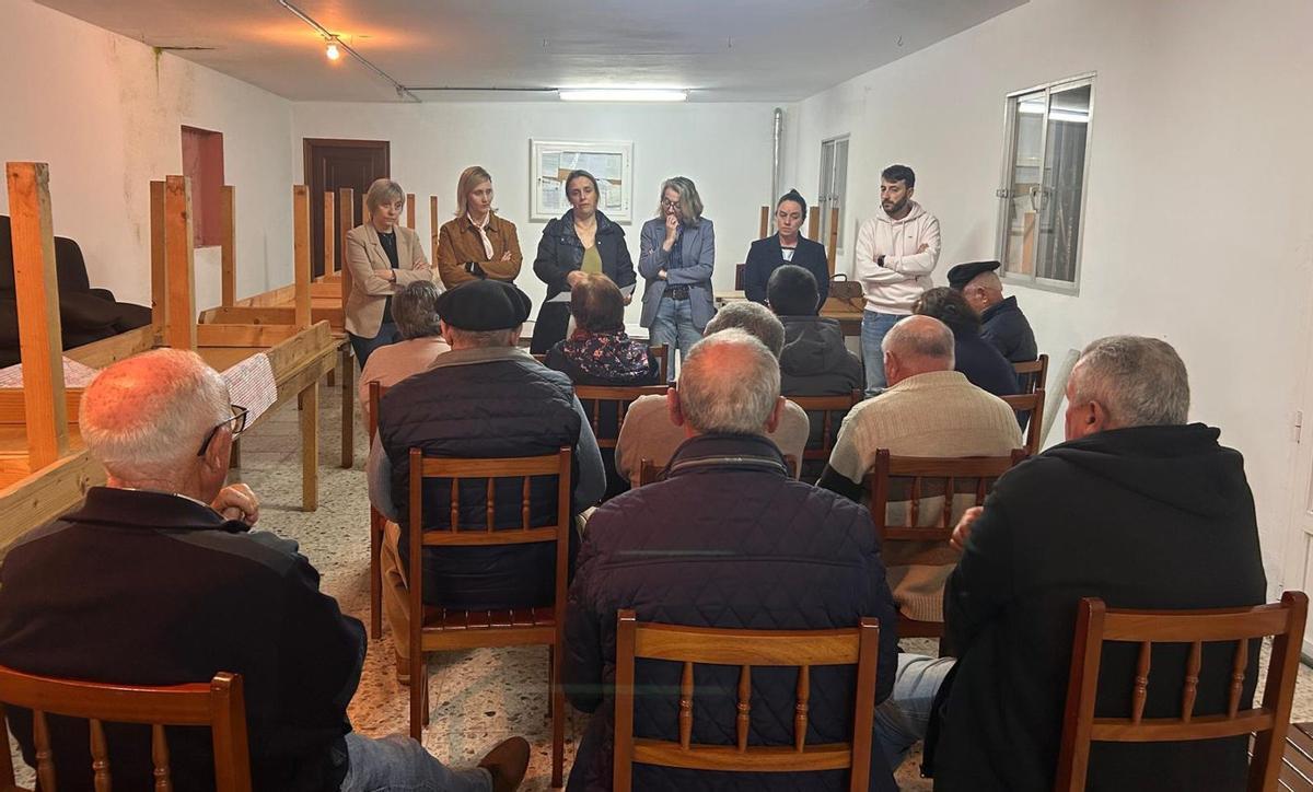 Reunión del gobierno municipal con los vecinos de Piñeiro. | FDV