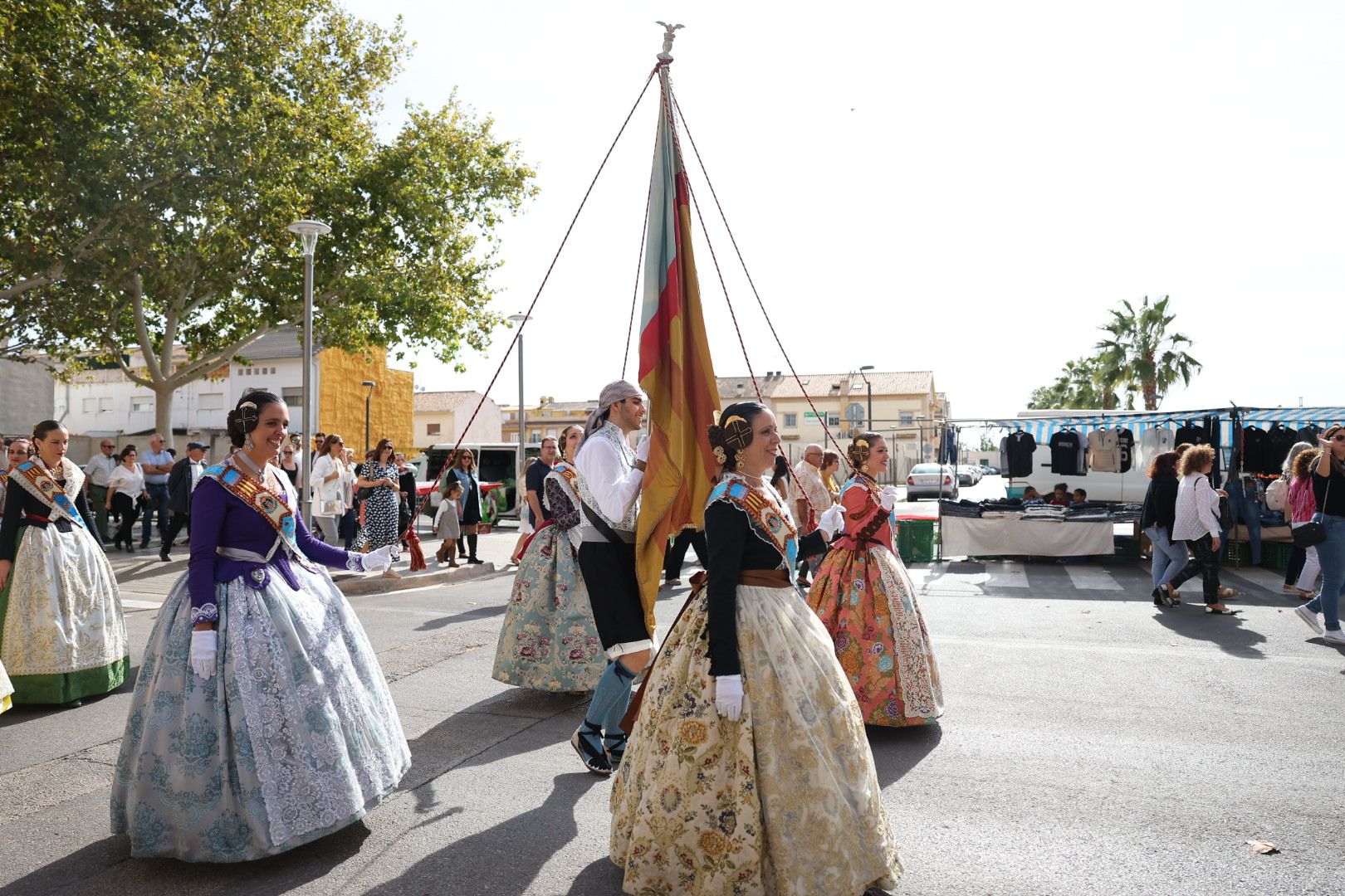 María Estela, la corte, Quart y Xirivella honran a la senyera más viajera de las Fallas