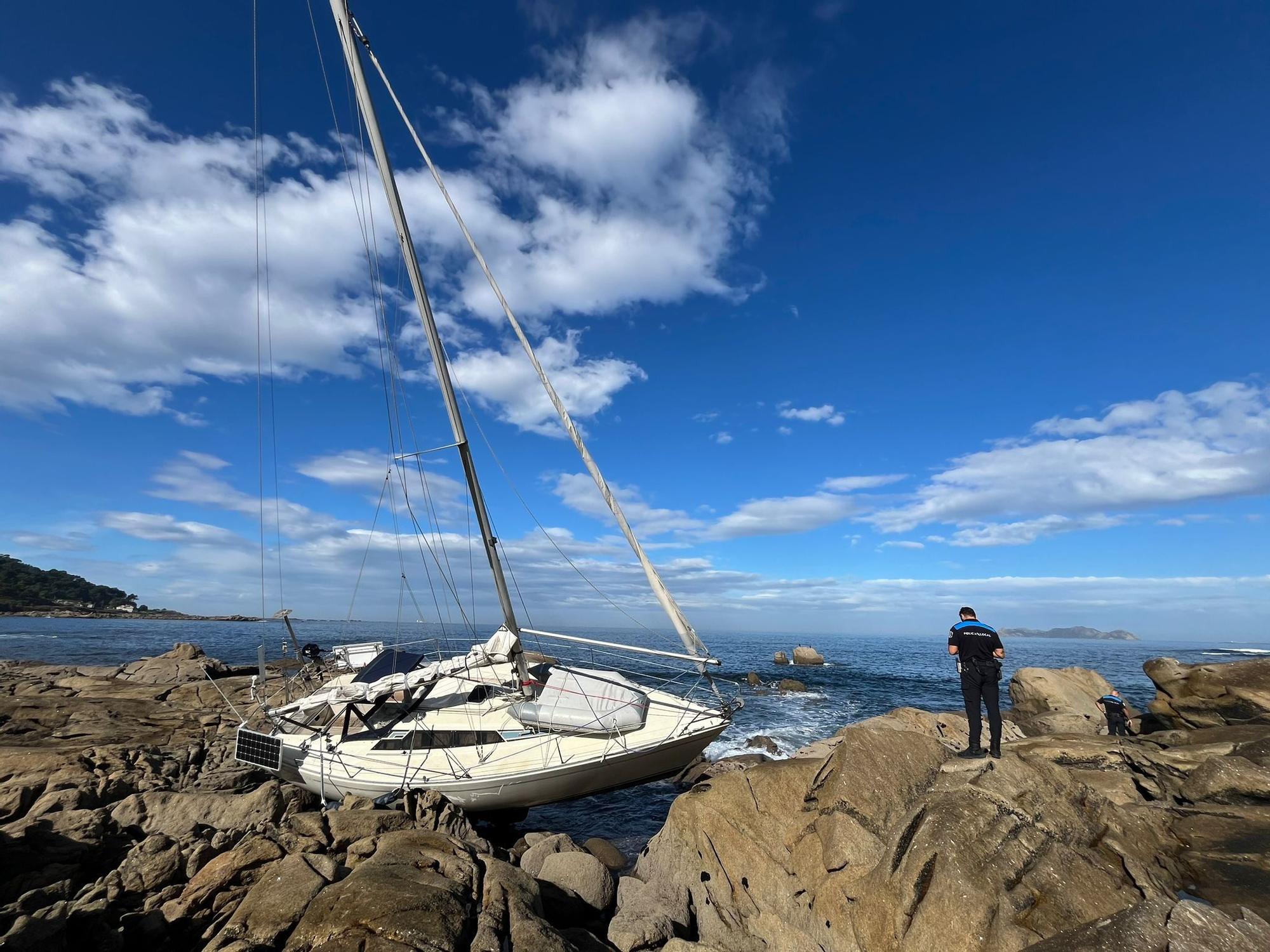 Un velero encalla en Baredo