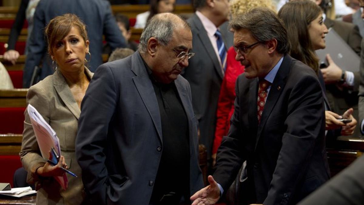 Artur Mas (derecha) conversa con Joaquim Nadal ante Alicia Sánchez-Camacho, este viernes, en el Parlament.