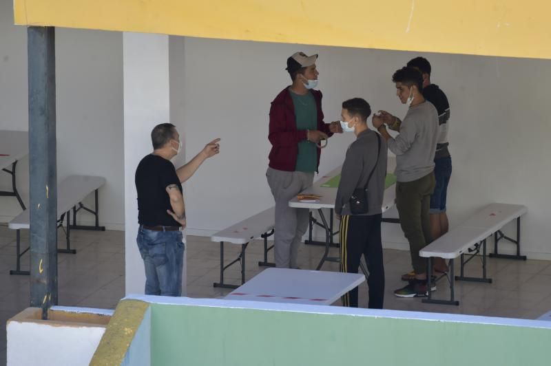 Campamento de inmigrantes en el colegio León