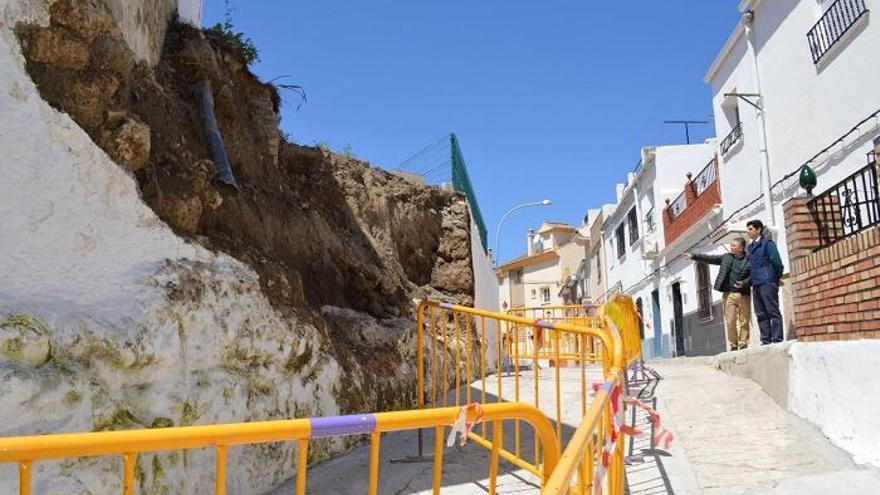 Imagen del muro derrumbado del IES Licinio de la Fuente.