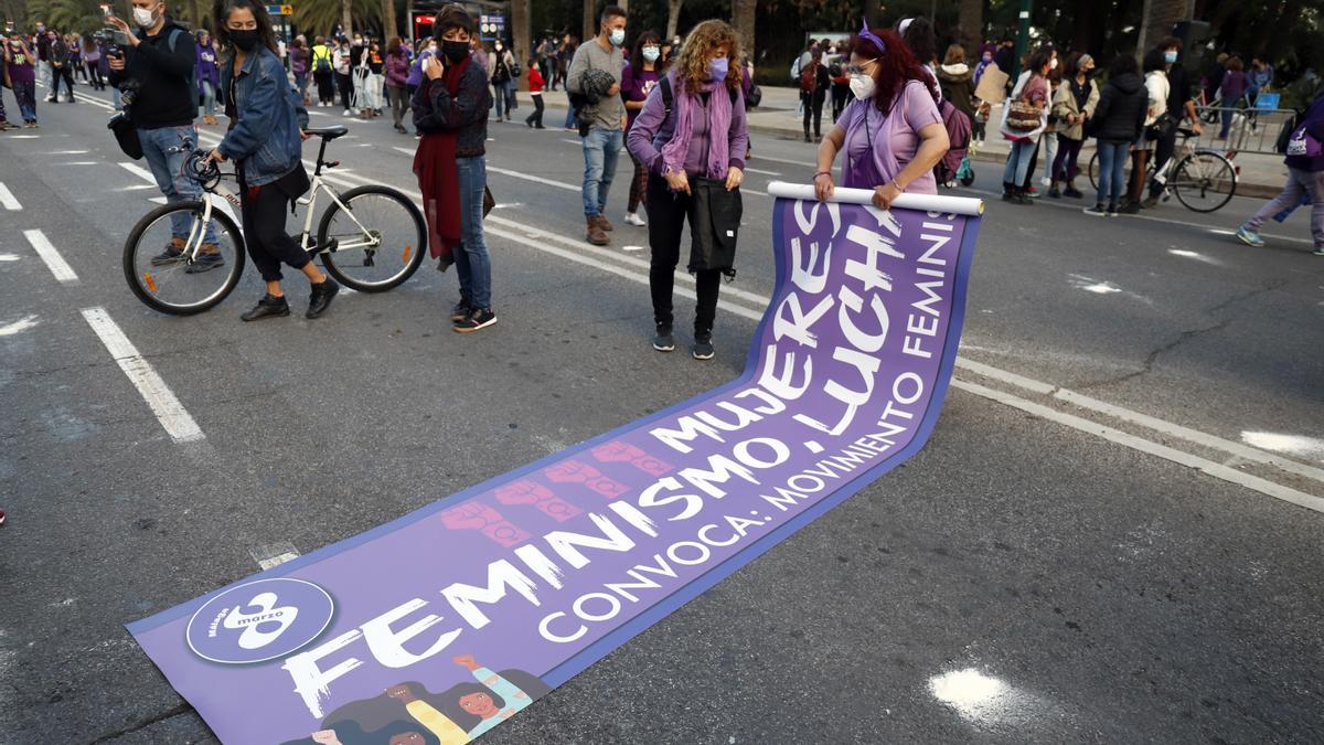 Baile feminista por el 8M en el Paseo del Parque de Málaga