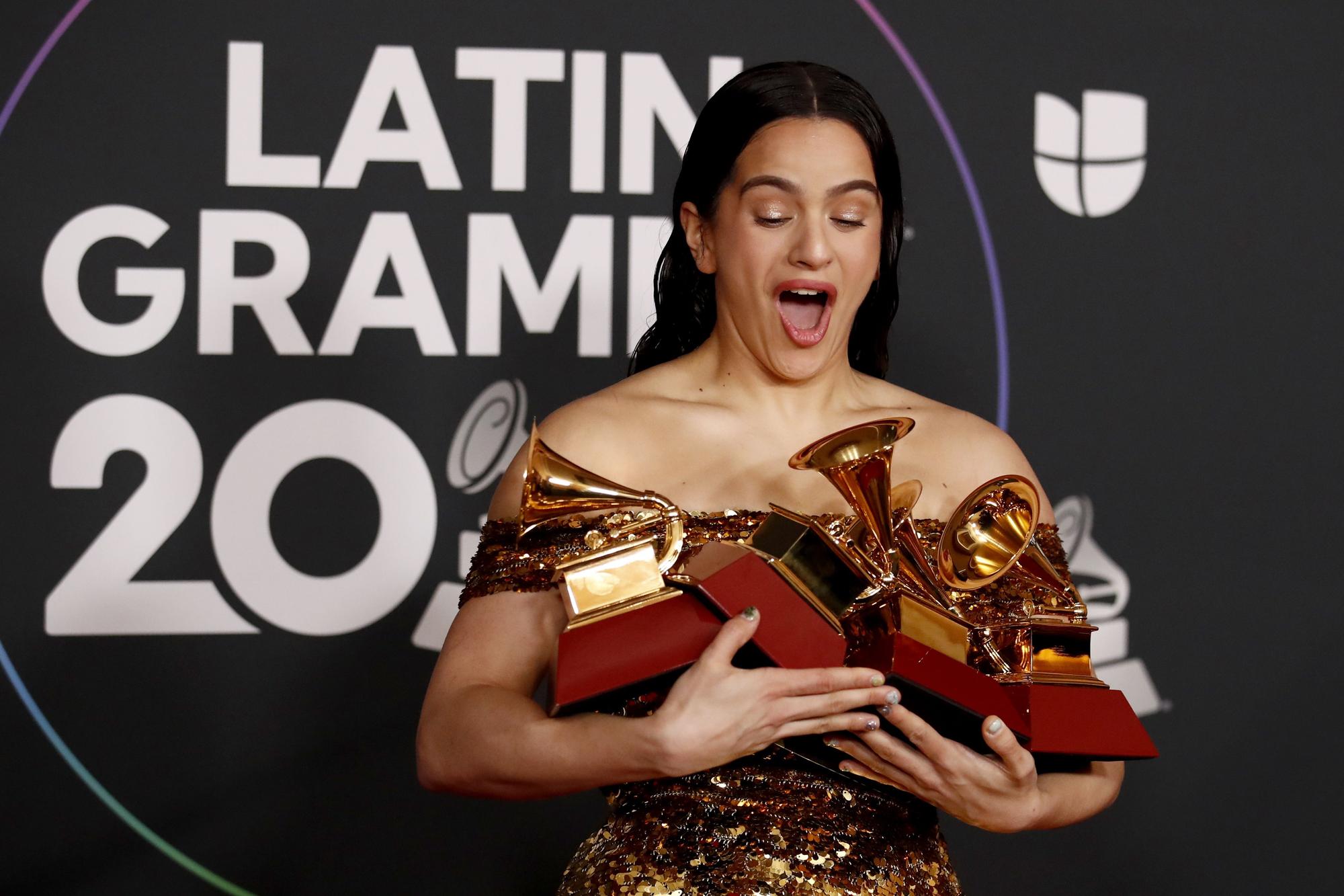 Rosalía, con Grammy Latinos que ganó en la edición de 2022 celebrada en Las Vegas (Estados Unidos).