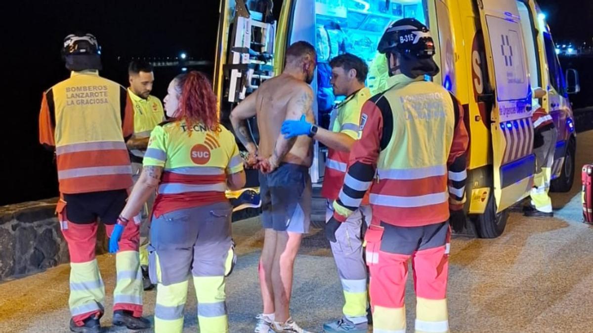 Rescatan de madrugada a un hombre tras caer desde el paseo marítimo a las rocas en Playa Blanca