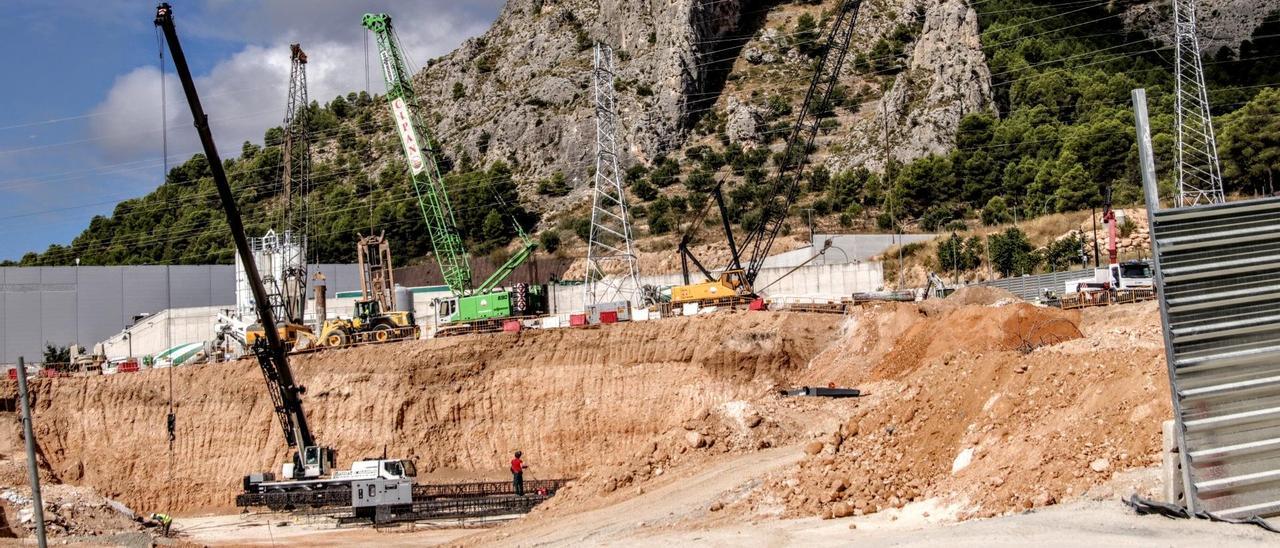 La construcción de la sede de AITEX en el barrio de Batoy ha arrancado con el movimiento de tierras.