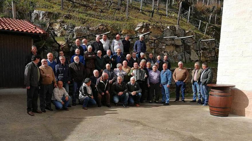 Foto de familia de los antiguos alumnos de la escuela de Limés.