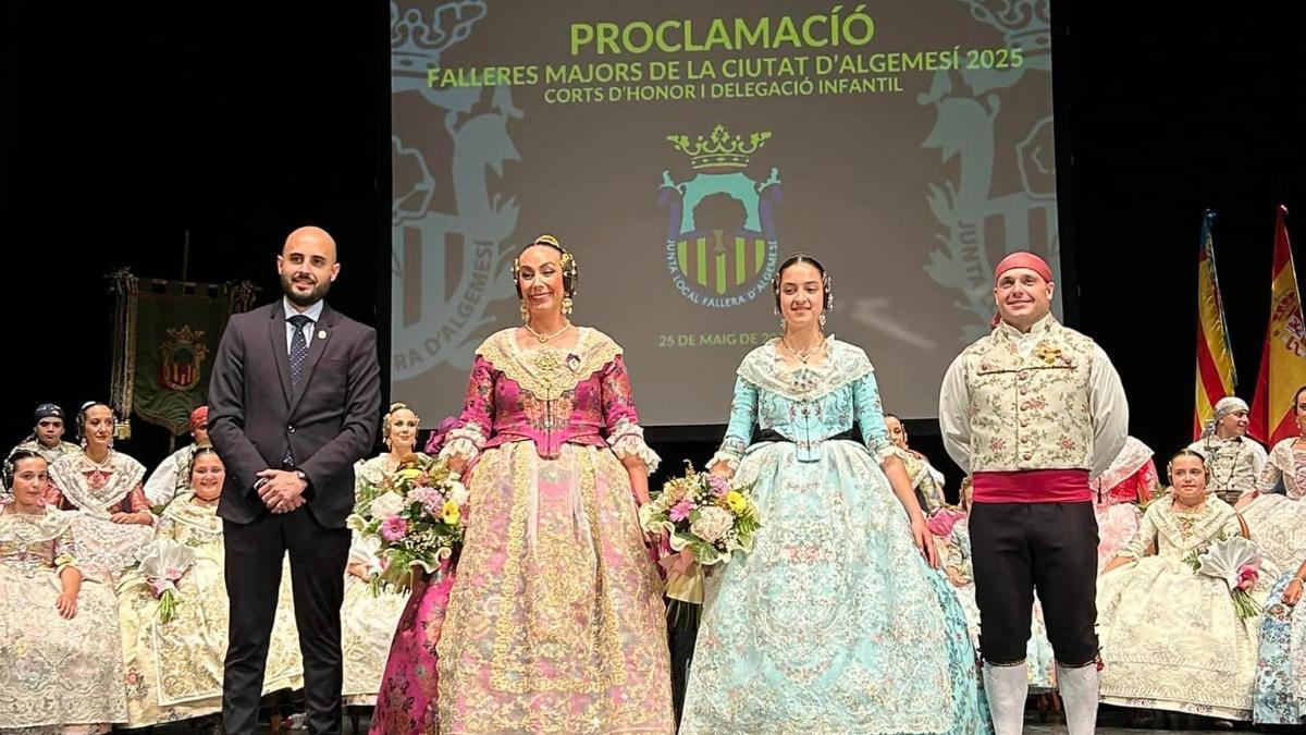 Las nuevas Falleras Mayores junto al alcalde y el presidente de la JLF.