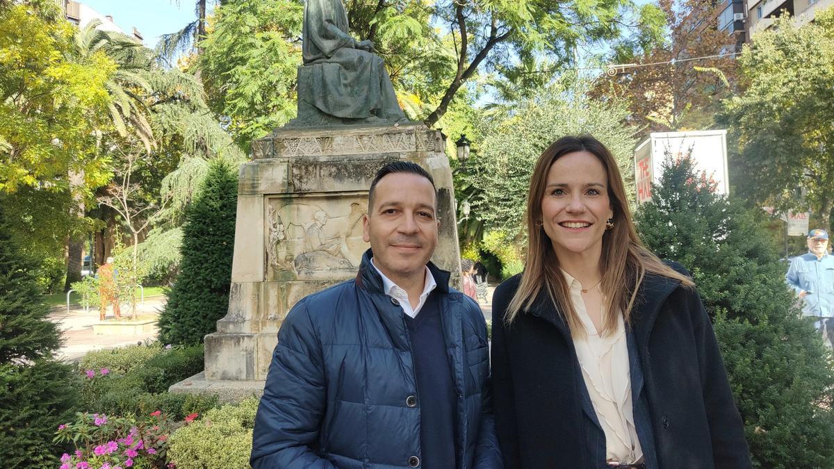 El candidato de Vox a la Presidencia de la Junta de Extremadura, Óscar Fernández, y la portavoz nacional de Vox de la Agenda España, Isabel Pérez Moñino, en el Paseo de Cánovas en Cáceres.