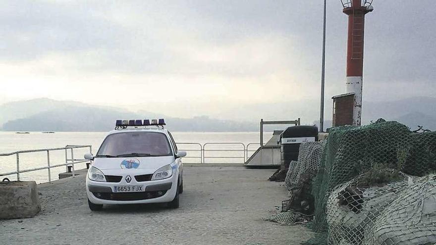Una patrulla de la Policía Autonómica en el Muelle de Raxó, en la ría de Pontevedra. // Gustavo Santos