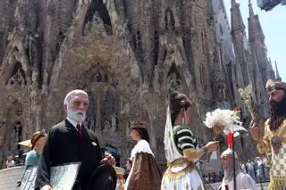 Un desfile de gigantes y cabezudos celebra la torre de Jesús de la Sagrada Familia en homenaje a Gaudí