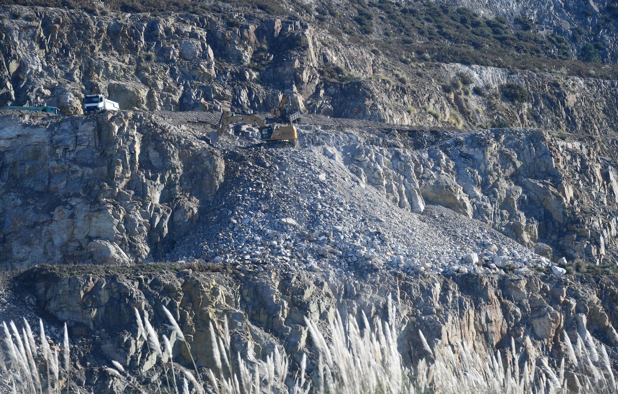 El tren a Langosteira avanza con la primera voladura en un túnel