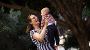 Isabel Gilabert aúpa a su bebé Lorién, nacido durante el confinamiento.