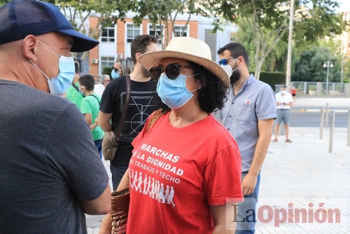 Protesta contra el estado del Mar Menor en la puerta de la Asamblea