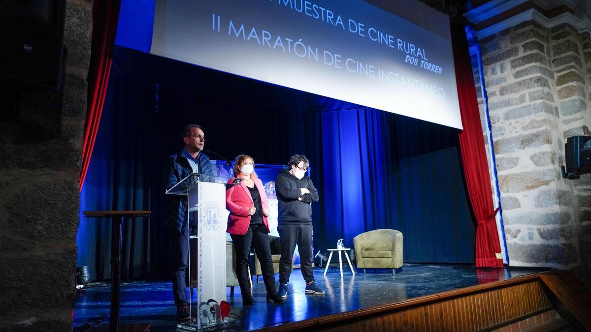 El alcalde, Manuel Torres, junto con Araceli Sánchez y Sabino Antolí en la inauguración.