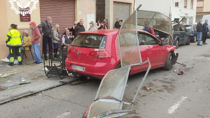 Dos heridos graves al arrollar un conductor drogado la terraza de un bar en Castelló