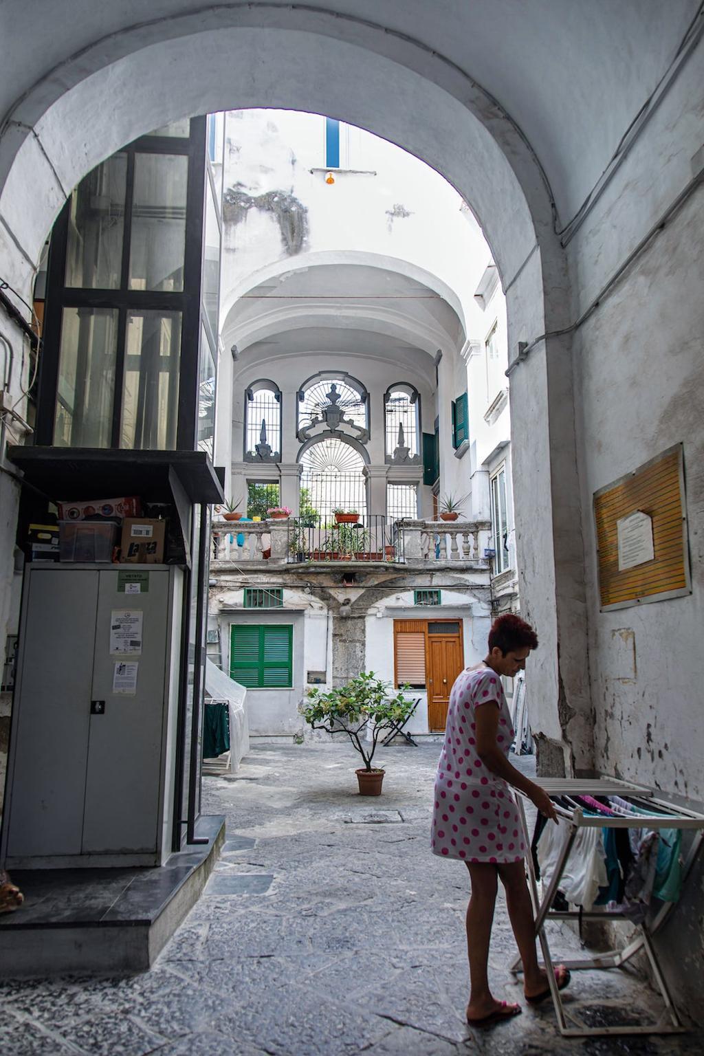 Vecina en un patio de Nápoles