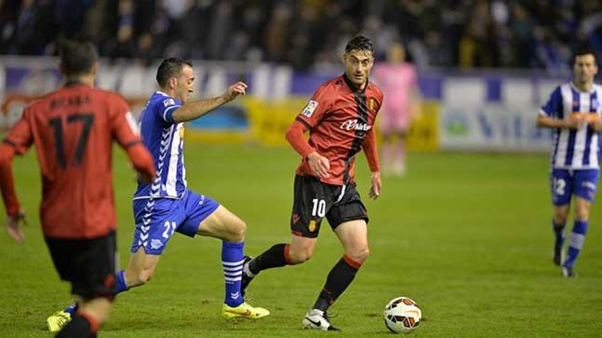 El jugador Albert Riera intenta zafarse de un contrario.