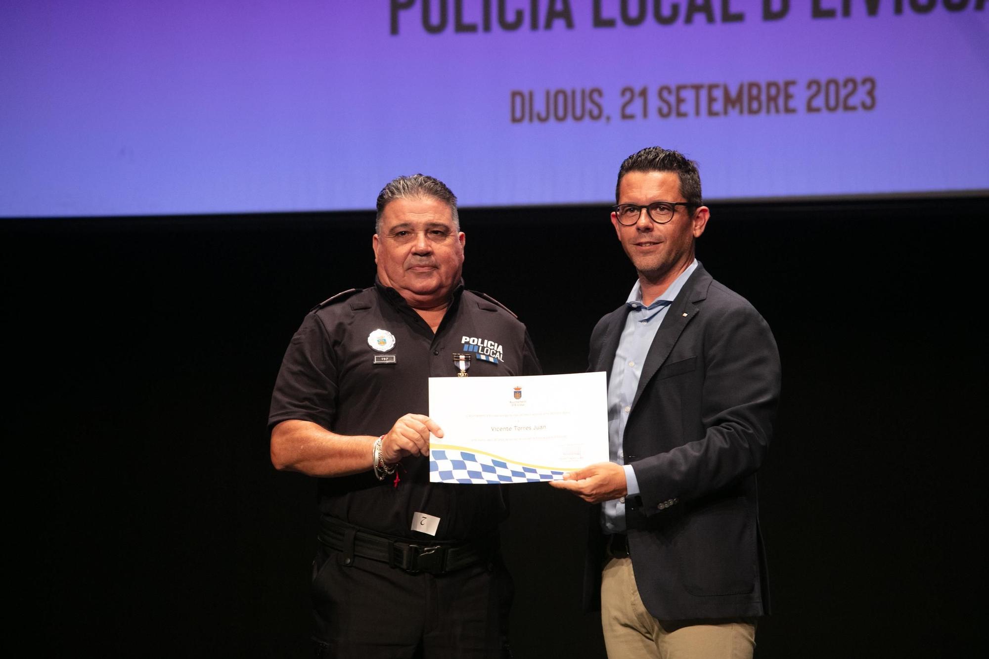 Mira aquí todas las fotos del acto de reconocimiento de 30 años de servicio a 30 policías de Ibiza