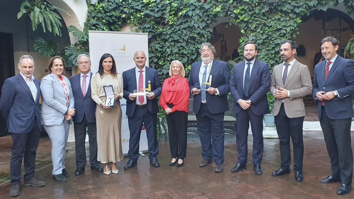 Los galardonados, junto a representantes institucionales tras la entrega de los premios San Eloy.