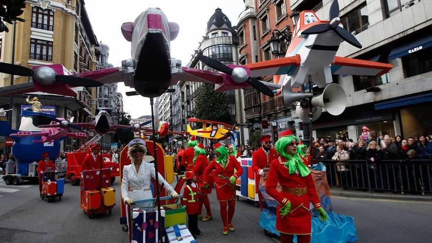 &quot;Os mismos de sempre&quot; durante su desfile por el centro de Oviedo.