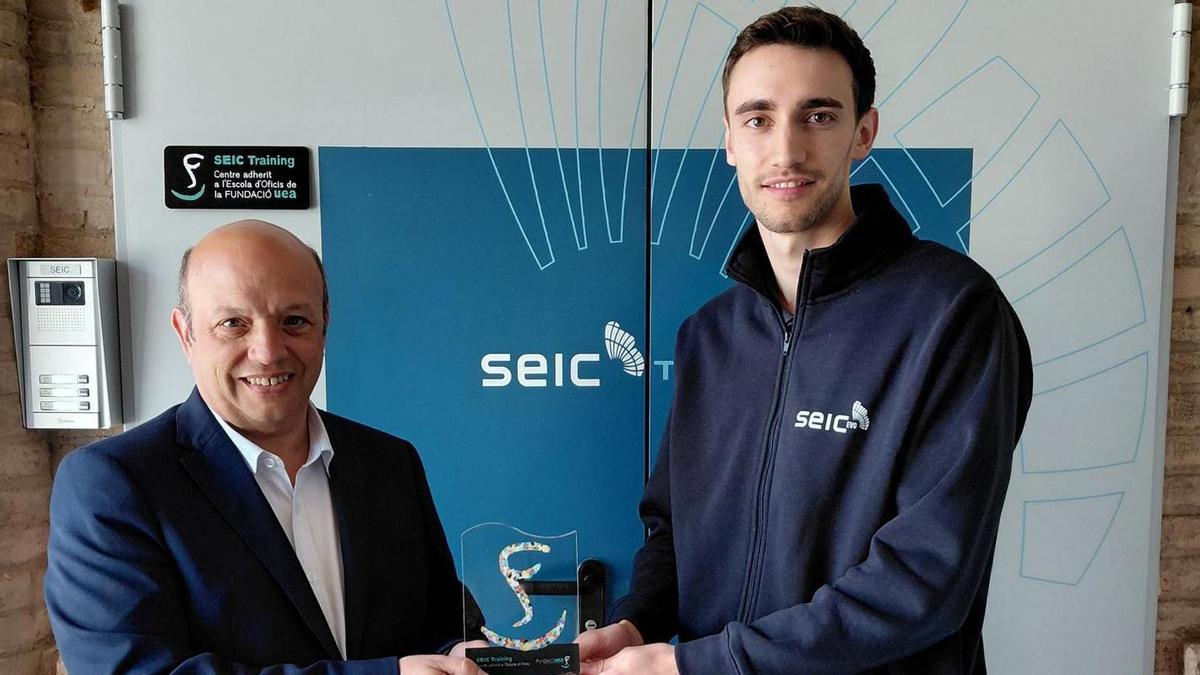Joan Mateu, president de la Fundació UEA i Arnau Osorno, COO de SEIC Evo i responsable de SEIC Training, en la signatura de la col·laboració