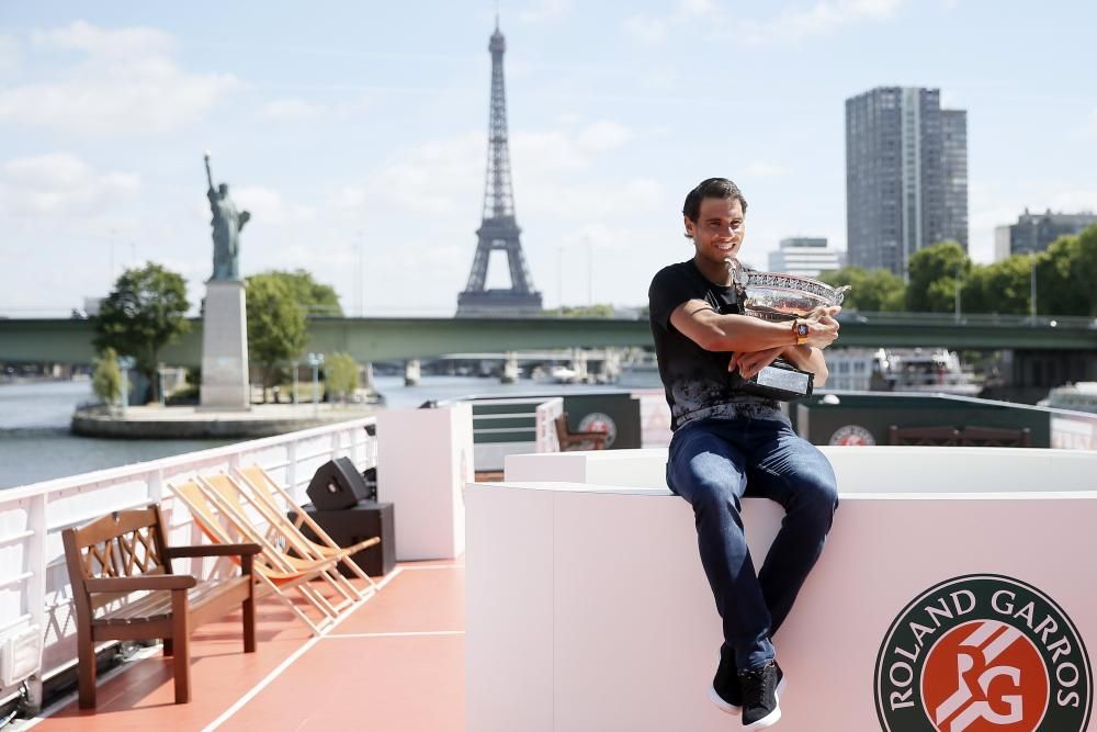 Nadal posa con su décimo trofeo de Roland Garros junto a la Torre Eiffel