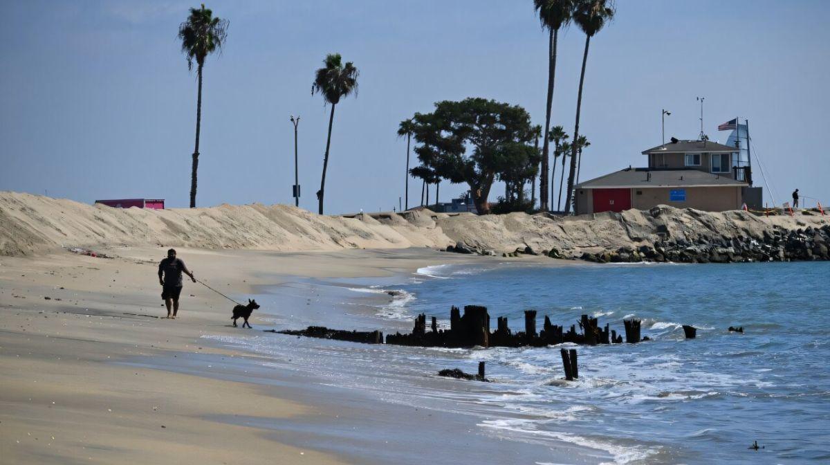 Se han construido bermas de arena a lo largo de las playas del sur de California en previsión de las tormentas que azotarán la zona.