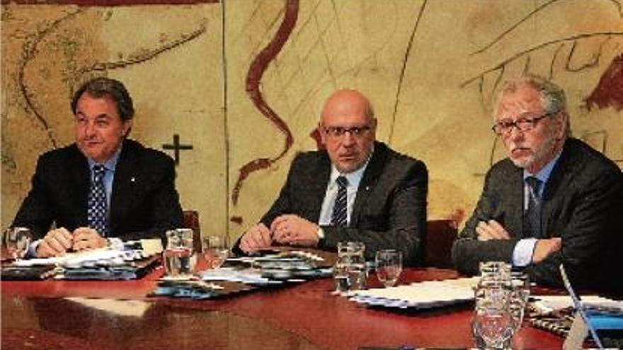 El comissionat per la Transició Nacional, Carles Viver Pi-Sunyer (dreta), a la reunió del Govern, ahir