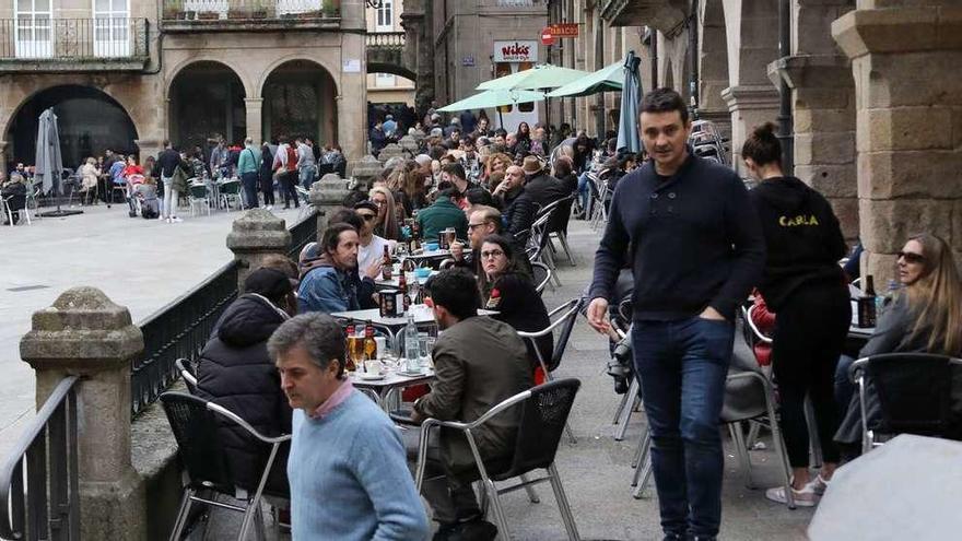 Terrazas de la Plaza Mayor, &quot;a tope&quot; después de más de un mes de lluvias en la ciudad. // Jesús Regal