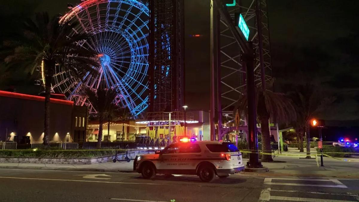 Policía frente al ICON Park, en Orlando.