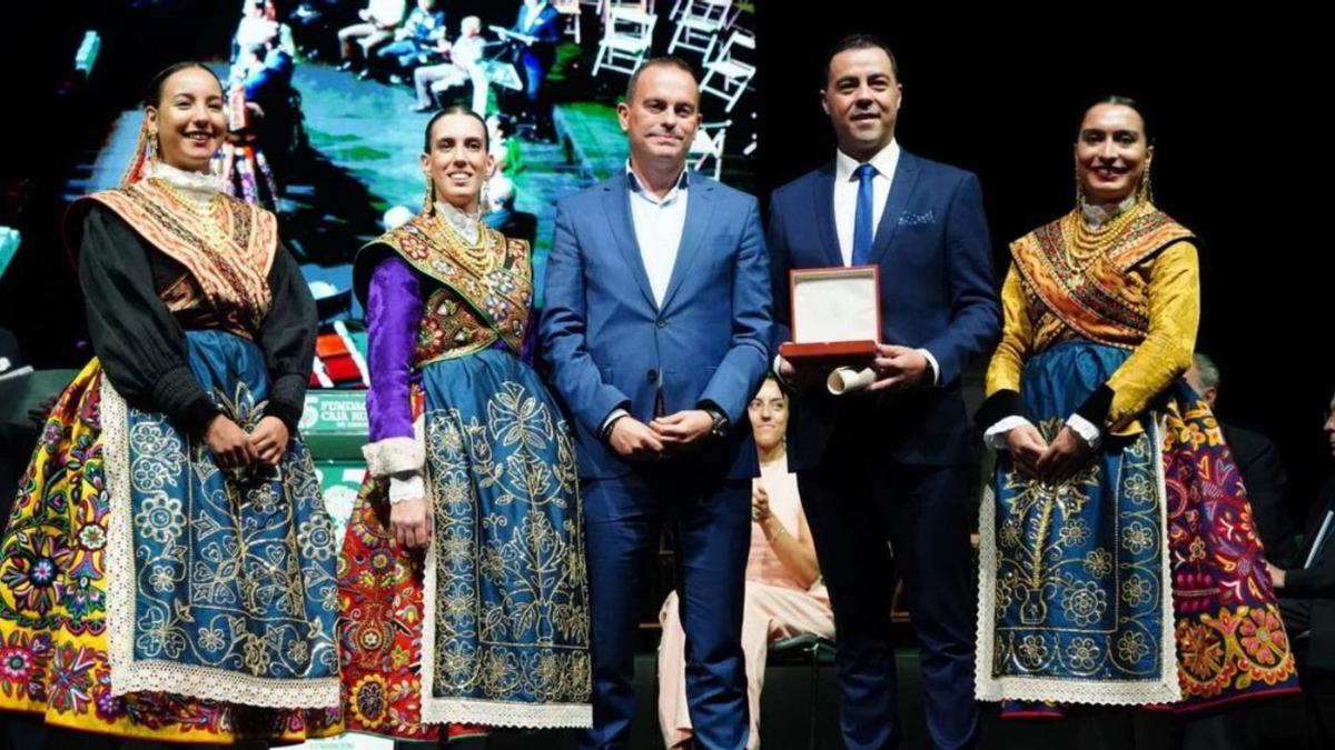 Premio Cultura al Grupo de Coros y Danzas Doña Urraca | JOSÉ LUIS FERNÁNDEZ