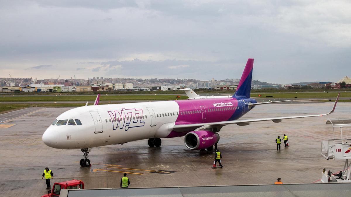 Llega una nueva aerollinea "low cost" a Asturies: va operar la conexón a Londres que diba dexar Vueling n'ochobre y dos más