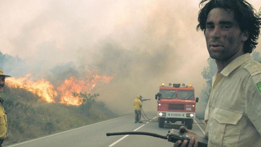 Imatge d&#039;arxiu d&#039;un agent forestal mira a càmera ben emmascarat pel fum de les flames del gran incendi del 1994 a la serra de Castelltallat 
