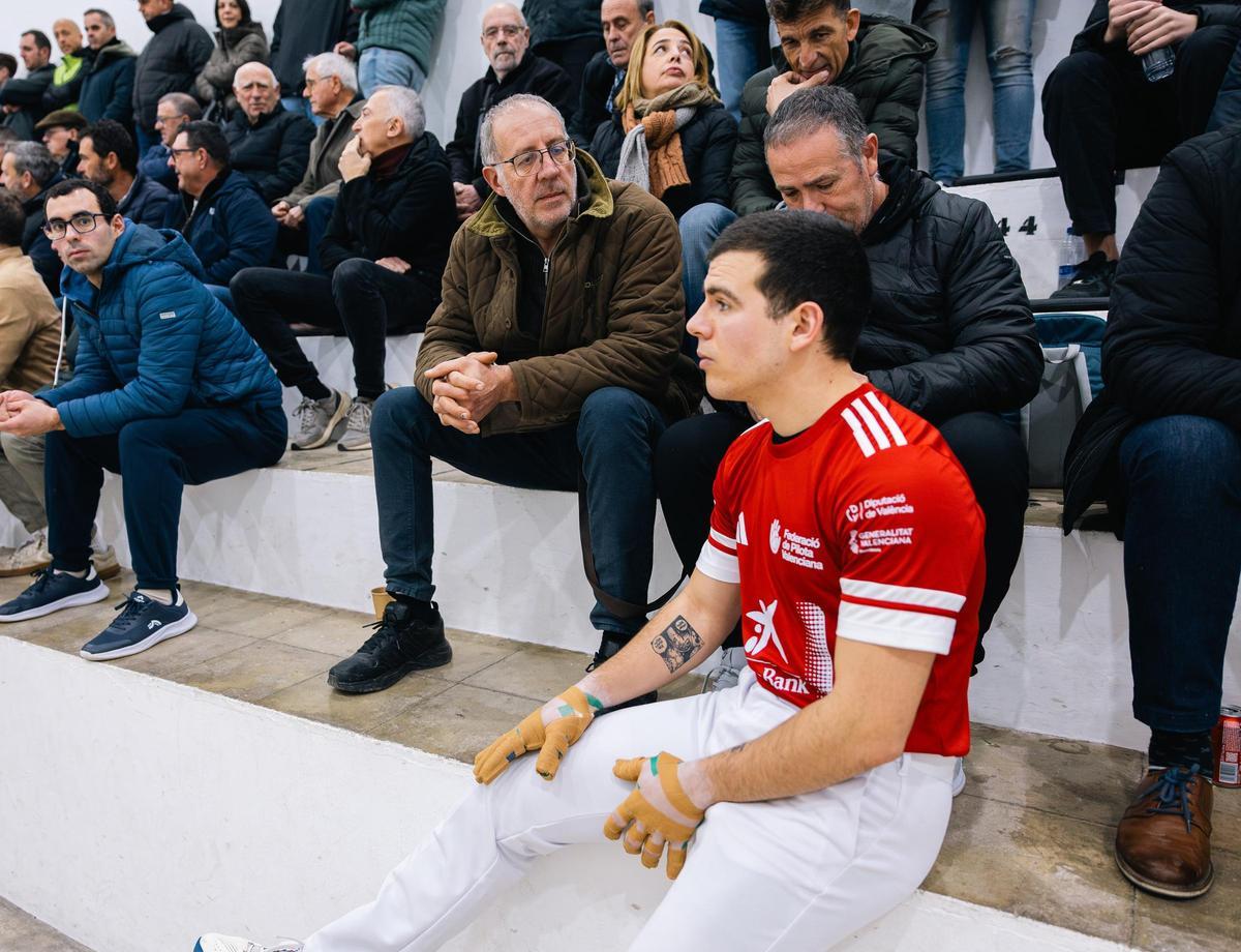 Hilari assegut a l'escala.