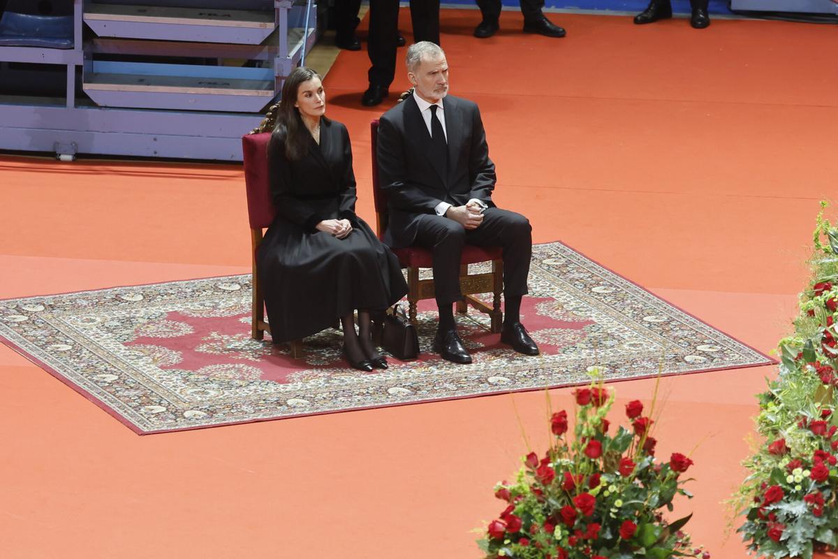 El rey Felipe y la reina Letizia durante el funeral.