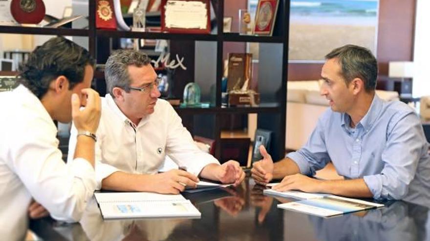 El presidente de la Diputación, César Sánchez, y el alcalde de Benidorm, Toni Pérez, durante la reunión de ayer.