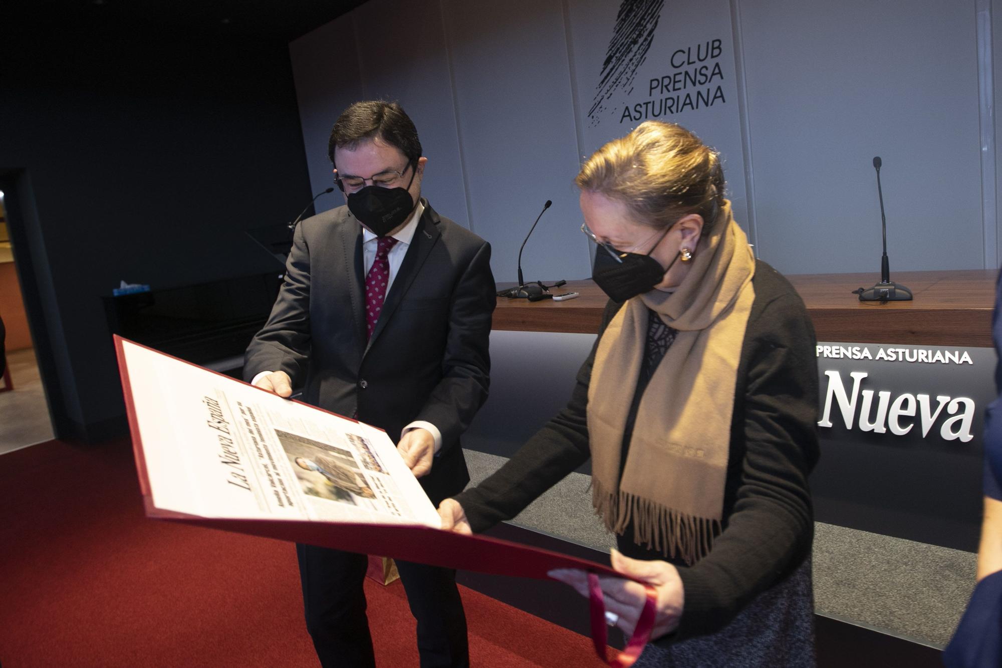 Gonzalo M. Peón entrega los atributos del premio a Amelia Valc�rcel.jpg