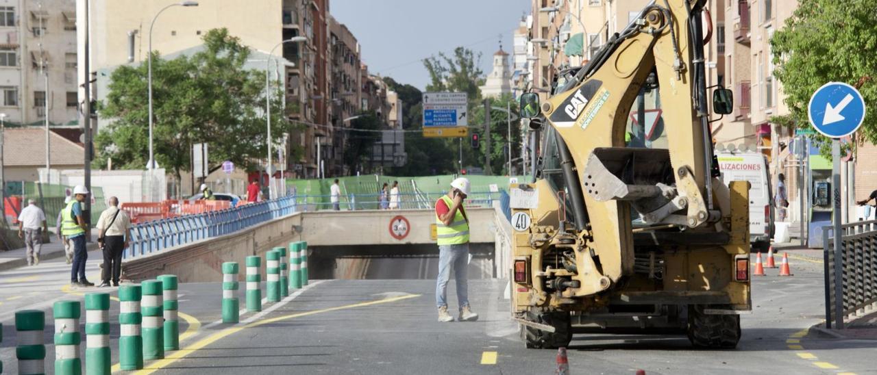 El túnel del Rollo fue cerrado ayer al tráfico para continuar con el proyecto del soterramiento del tren en esta zona de Murcia. | JUAN CARLOS CAVAL