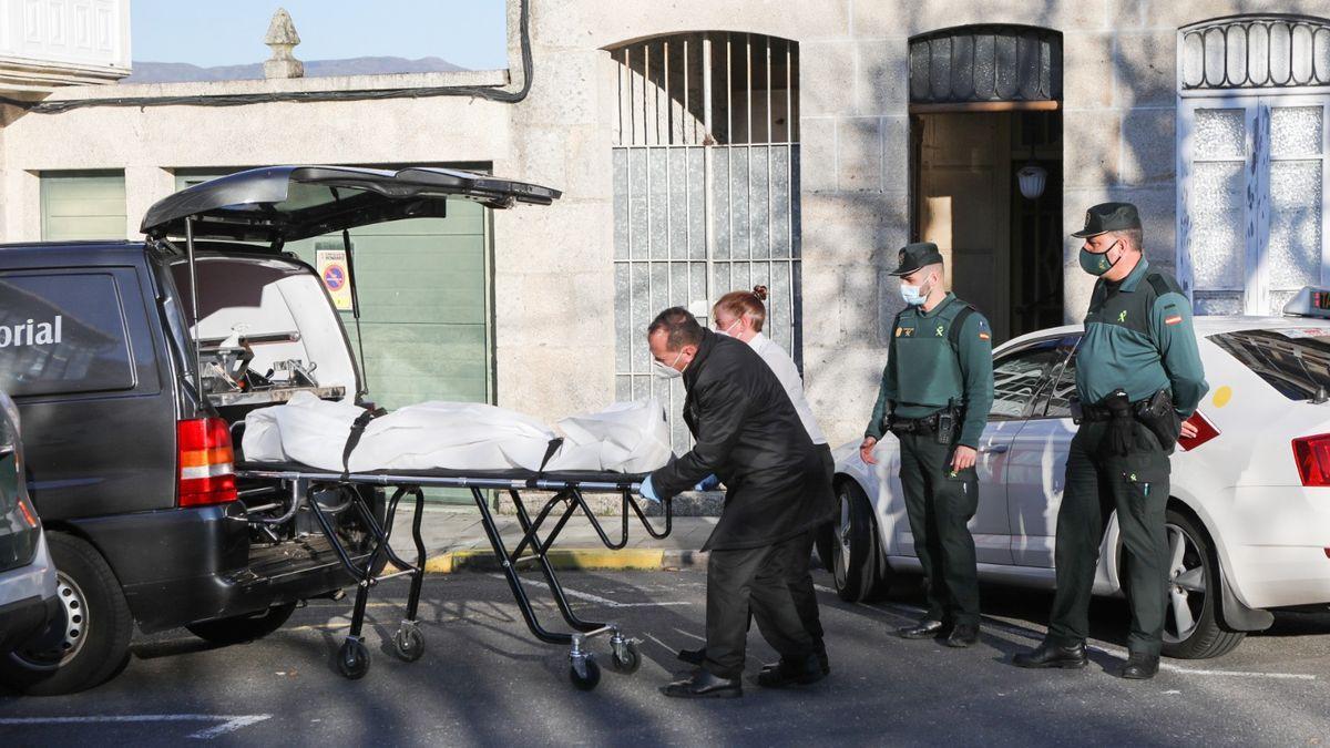 Levantamiento de los cuerpos en el domicilio de Mondariz.