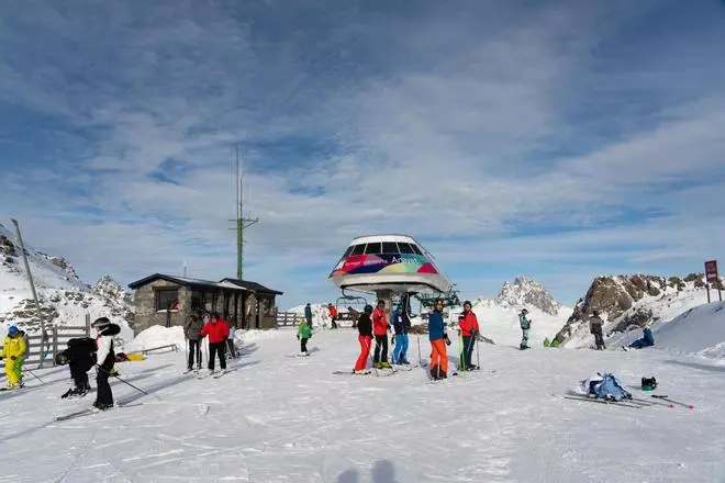 En imágenes | Los primeros esquiadores de la temporada llegan a Formigal