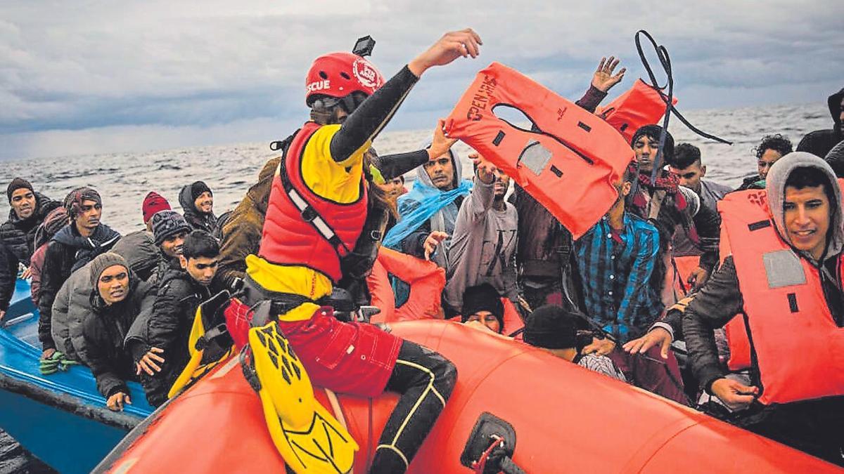 Un rescate de migrantes en alta mar.