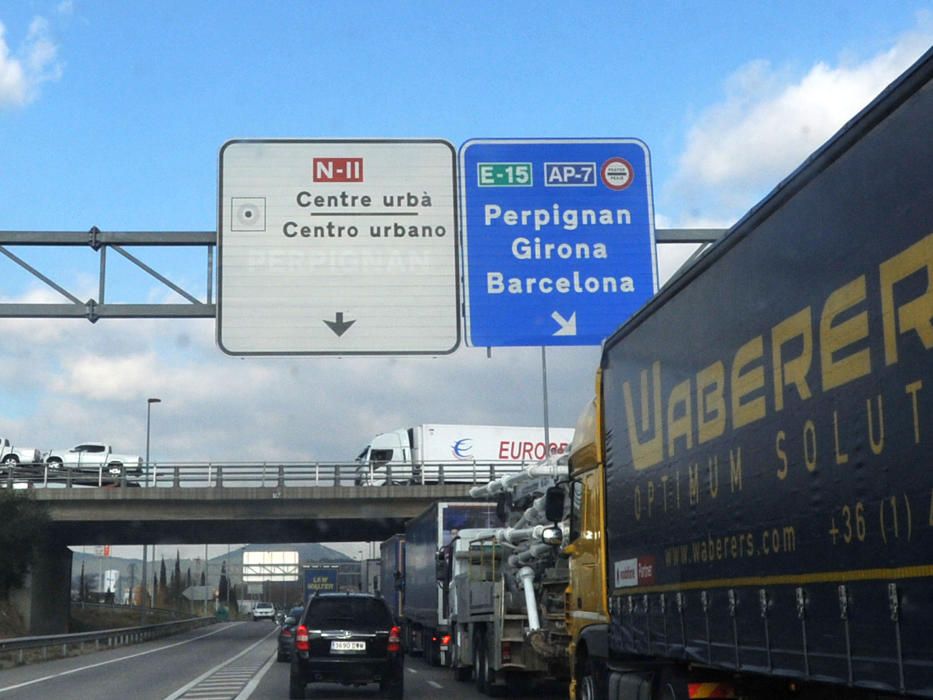 Cues a la Jonquera de vehicles que es dirigeixen a Brussel·les