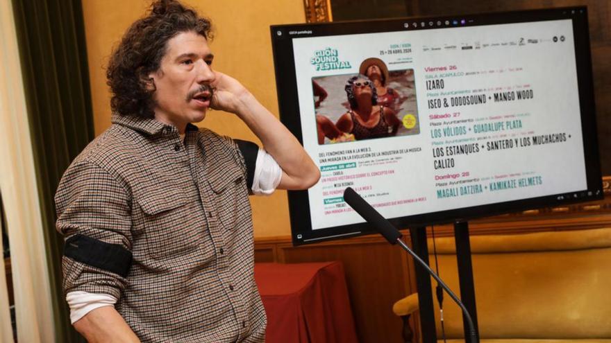 Kike Rimada, delante de un monitor con el cartel de la nueva edición del Gijón Sound Festival. | Juan Plaza