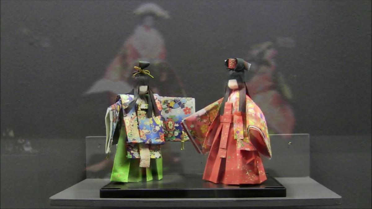 El japonés Akio Maruyama ofrece talleres de muñecas de papel.